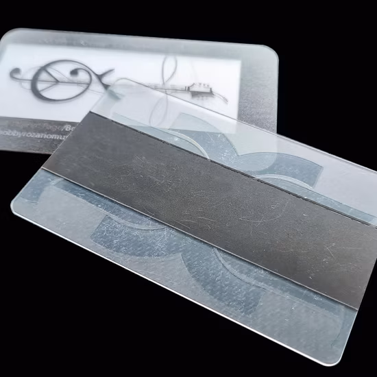 Maßgeschneiderte Visitenkarte aus transparentem PVC-Kunststoff mit weißen Schachteln